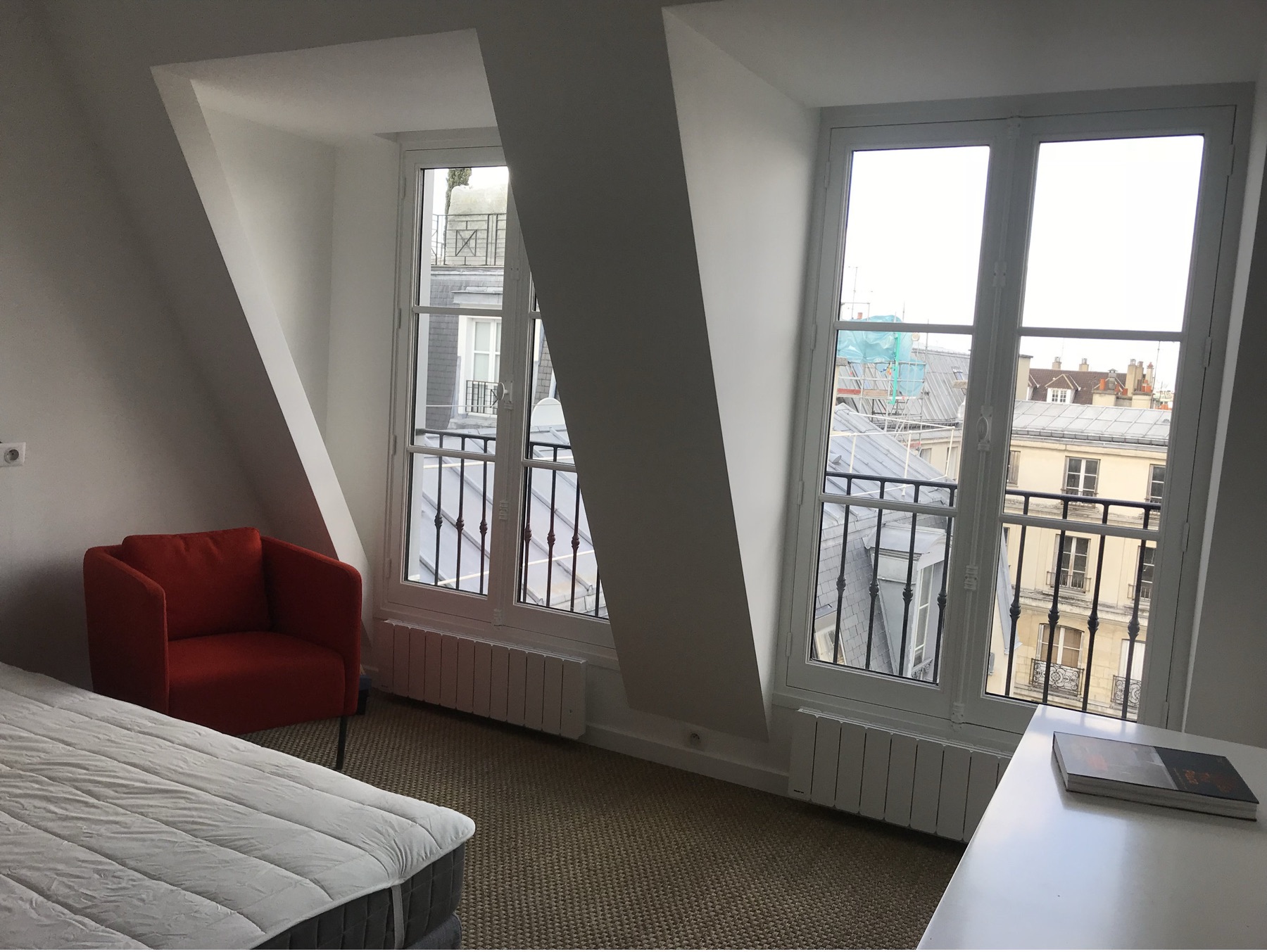 Le studio terminé, fenêtres sur les toits.