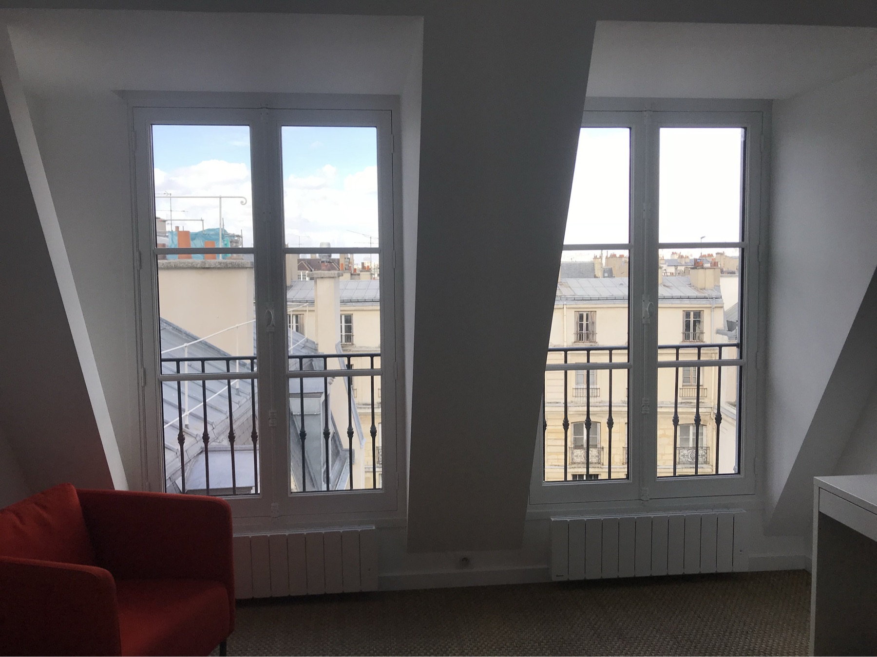 Les deux lucarnes créées, vue sur les toits de Paris.