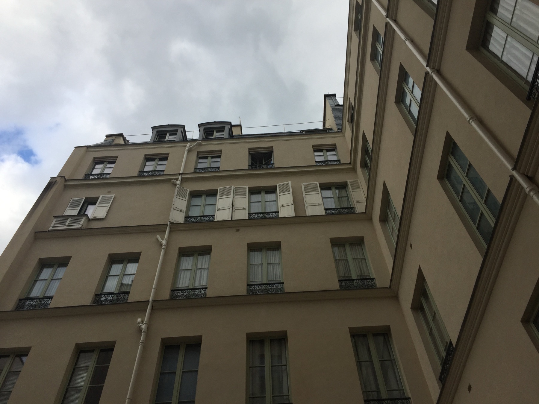 Façade sur cour d’un immeuble parisien, vue en contre-plongée.