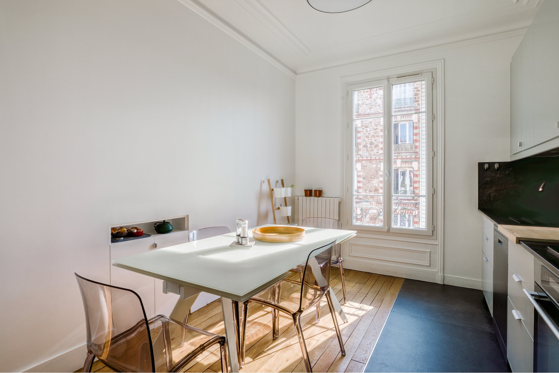La salle à manger ouverte sur la cuisine.