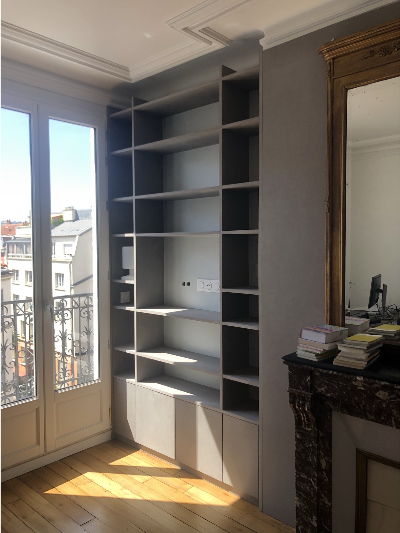 Bibliothèque sur mesure autour de la cheminée.
