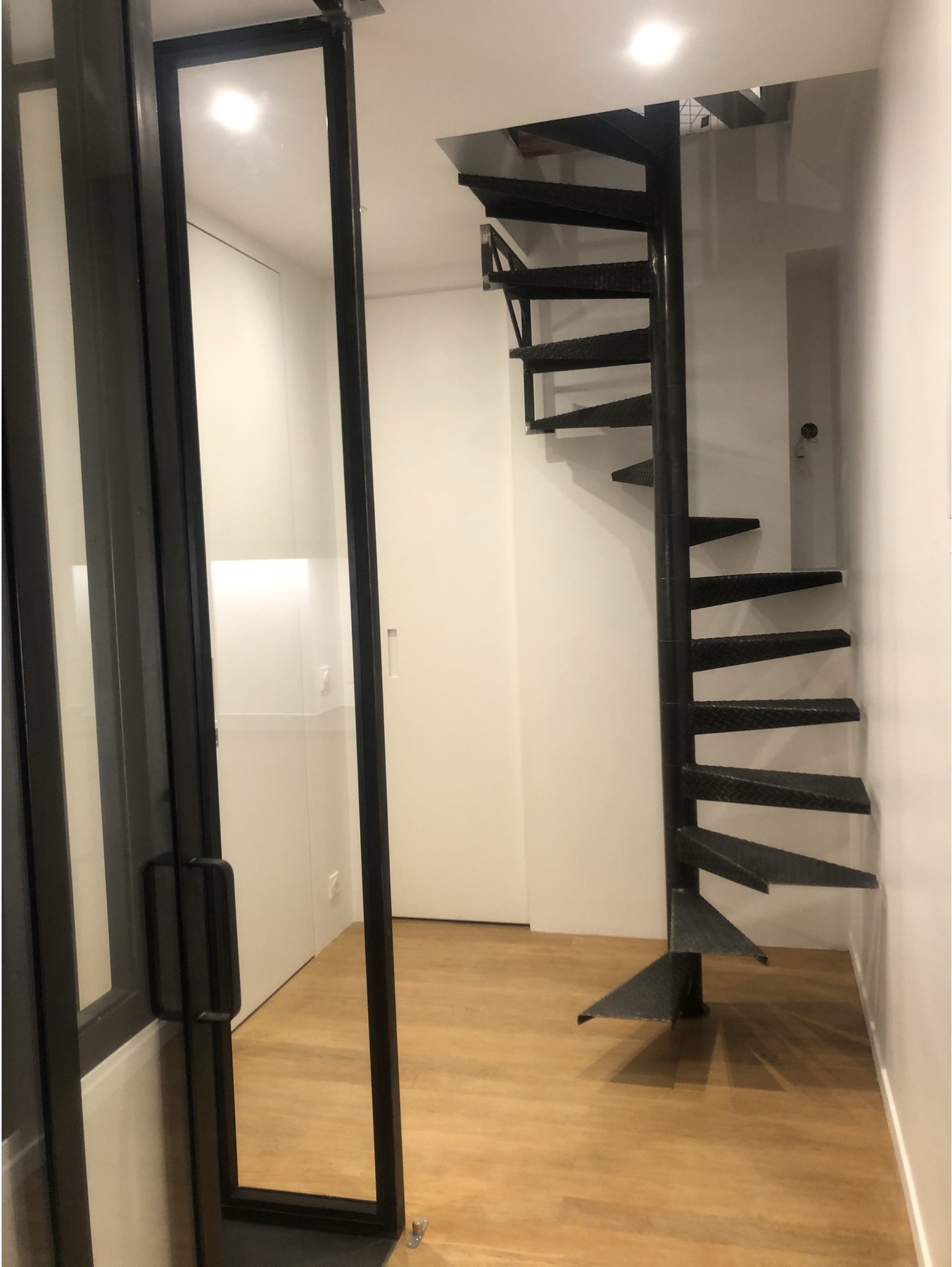 Escalier hélicoïdal et verrière sur mesure dans le même métal.