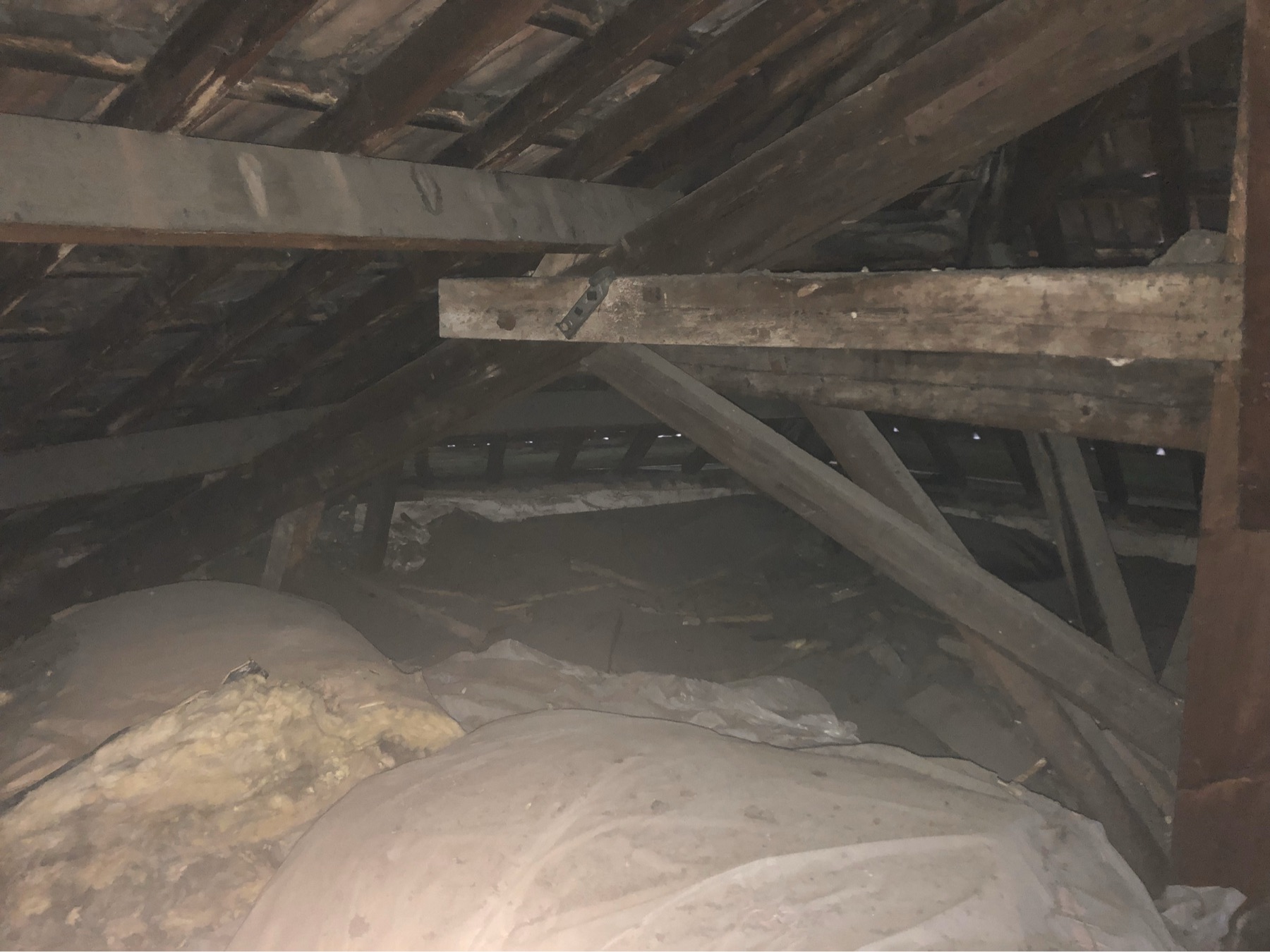 Les combles avant travaux, charpente et isolant.