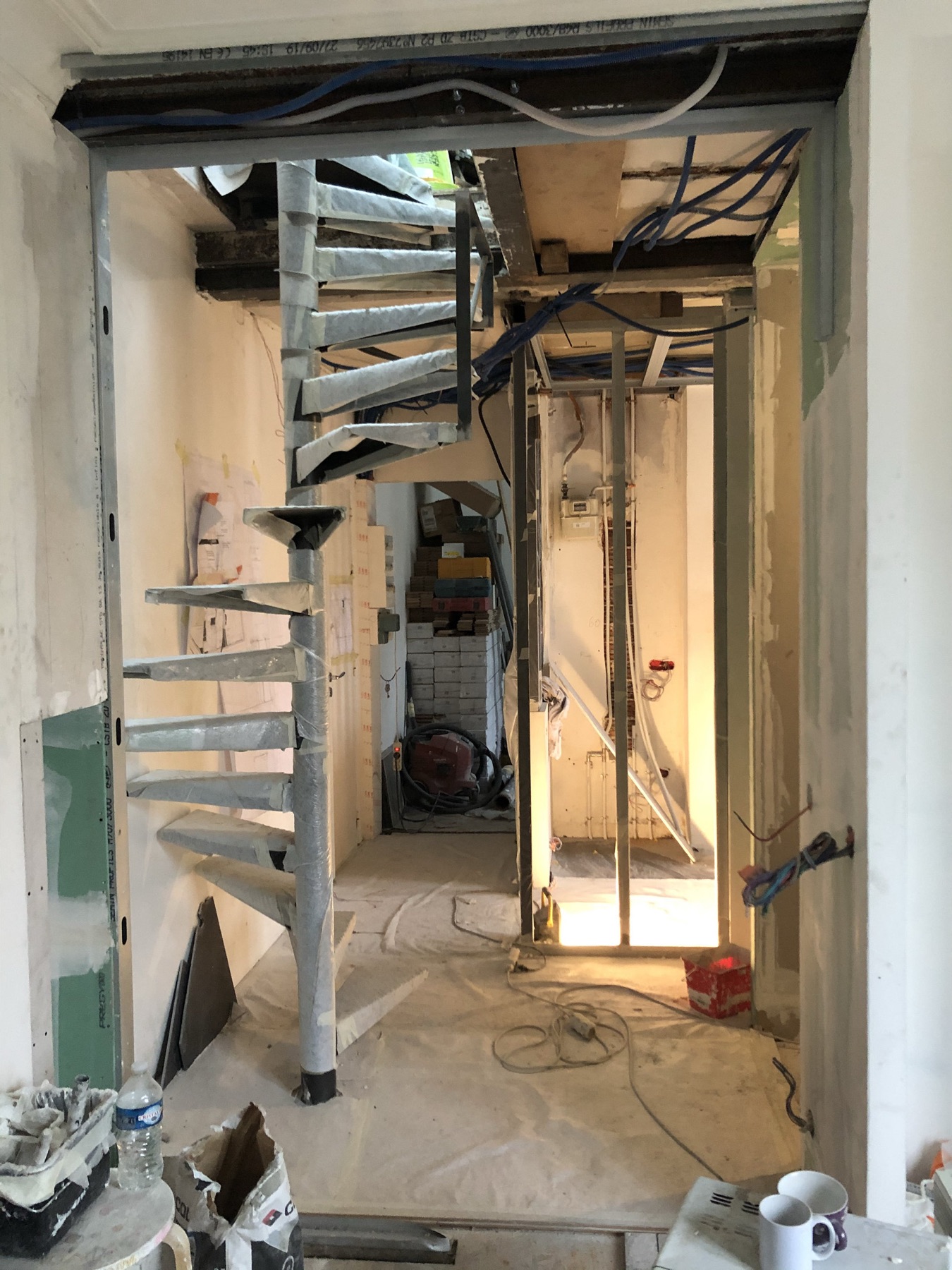 L’escalier posé, chantier en cours.